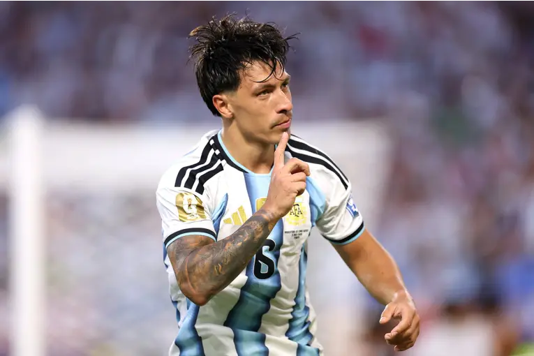 Lisandro Martínez destacó el carácter de Argentina tras la clasificación a octavos del Mundial - imagen de origen