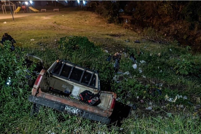 Una camioneta cayó al arroyo Manzores tras chocar contra el puente en plena madrugada - imagen de origen