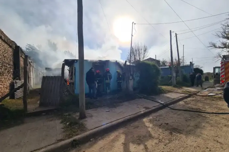 Incendio fatal en Entre Ríos: falleció una mujer mayor y hospitalizaron a dos niños - imagen de origen