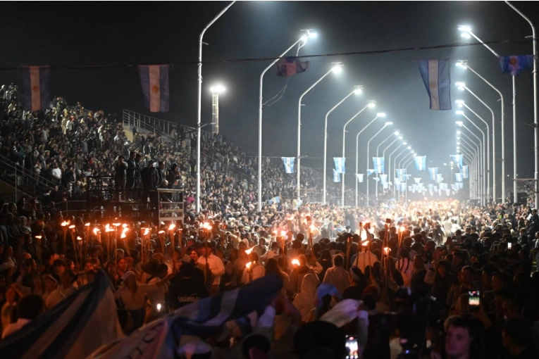 Unas 50 mil personas disfrutaron de la fiesta del 25 en Gualeguaychú - imagen de origen