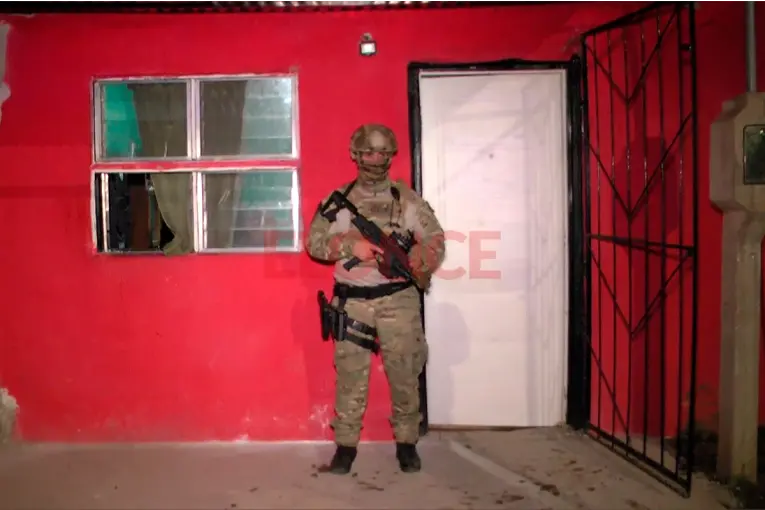 Allanamiento por narcomenudeo: secuestraron cocaína, 100.000 pesos y celulares en barrio El Pozo - imagen de origen