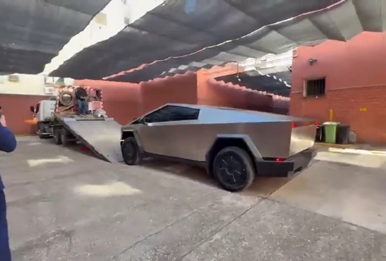Tesla Cybertruck del diputado de LLA: estaba estacionado en el Congreso y fue remolcado por una grúa - imagen de origen