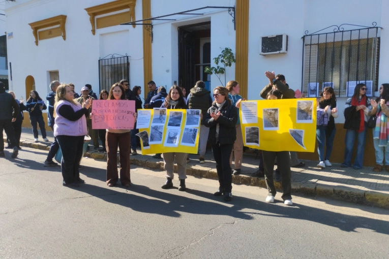 La comunidad educativa de la Agrotécnica 24 protestó en pleno centro de Concordia - imagen de origen