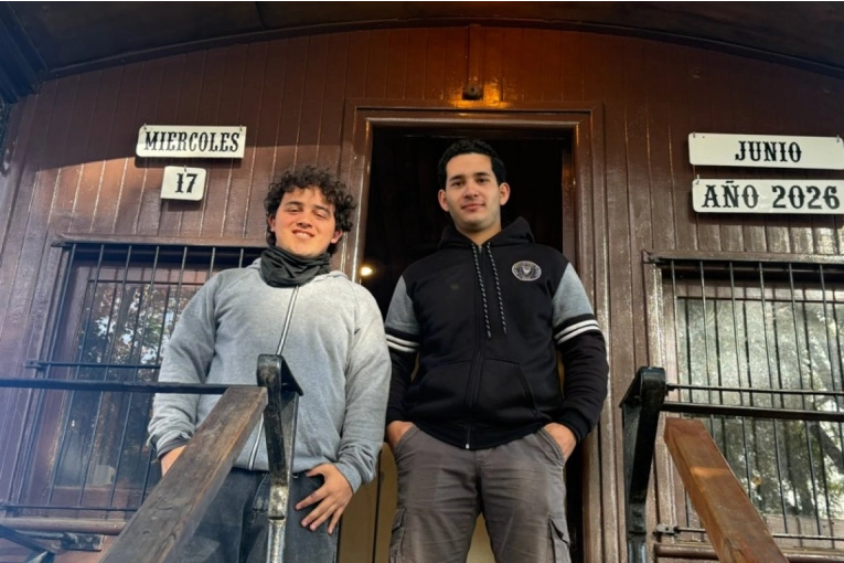 Dos alumnos de la Escuela Técnica 2 restauran el sistema eléctrico del Coche 666 - imagen de origen