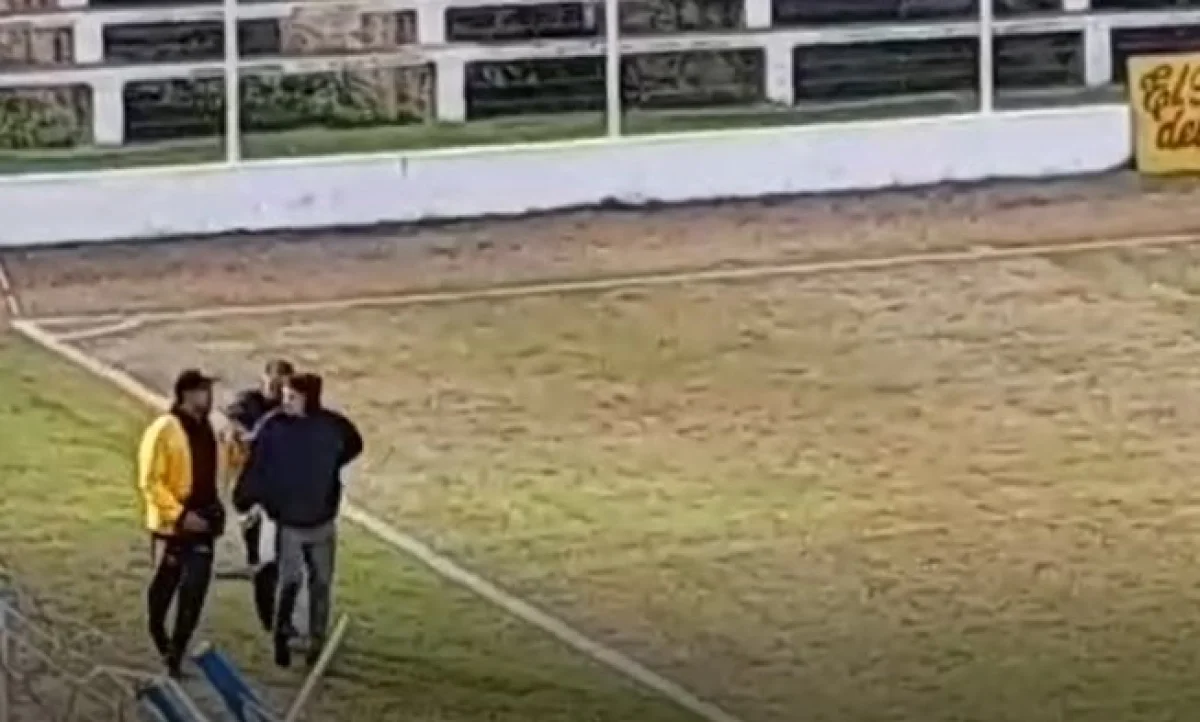 Video: Incidentes en la cancha de Gimnasia durante el partido entre Almagro y Parque Sur en Tercera División - imagen de origen