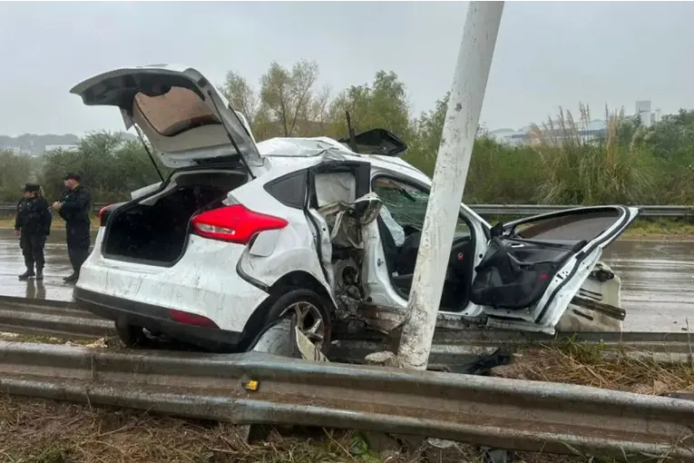 Una familia protagonizó un impactante choque en Santa Fe: el auto terminó incrustado contra un poste - imagen de origen