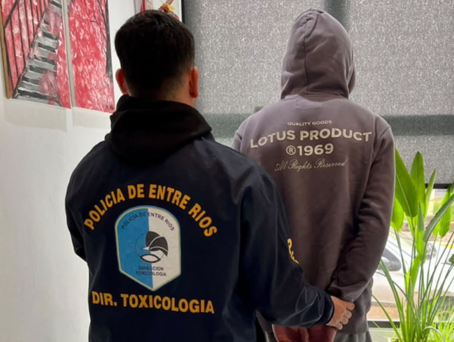 Golpe al narcomenudeo en Federación: intentaron esconder una riñonera con droga en un pilar de luz y terminaron detenidos - imagen de origen
