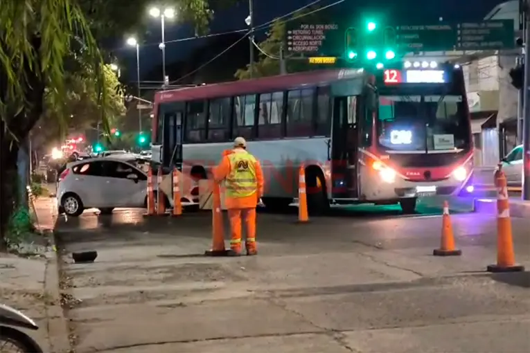 Choque entre un colectivo y un auto en avenida Ramírez provocó demoras en el tránsito - imagen de origen