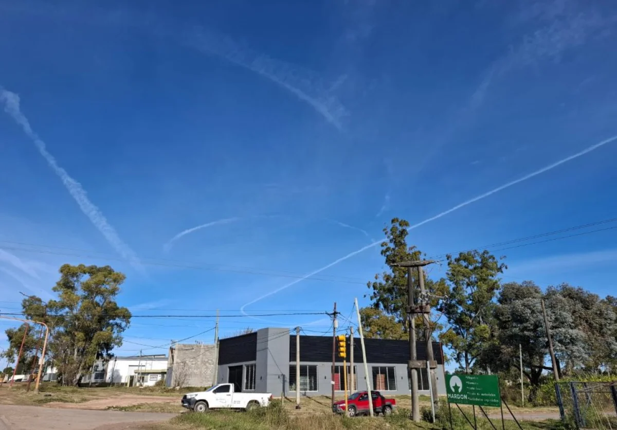 Vecinos volvieron a observar estelas en el cielo de la histórica y consultan sobre su origen - imagen de origen
