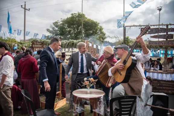 En los festejos por el 25 de Mayo, Frigerio hizo un fuerte llamado al diálogo y el consenso - imagen de origen