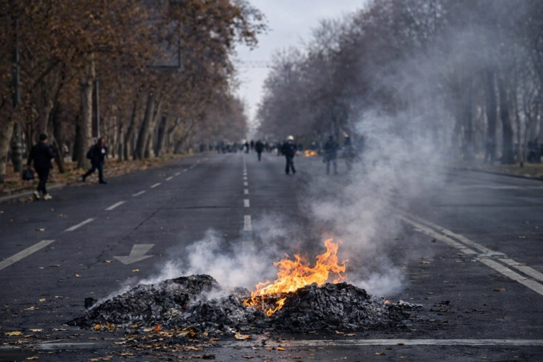 Enfrentamientos en Chile entre carabineros y manifestantes durante una protesta por los recortes sociales - imagen de origen