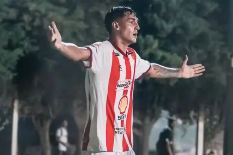 Conmoción en el fútbol santafesino: murió el jugador que luchaba tras sufrir un ACV en un partido - imagen de origen