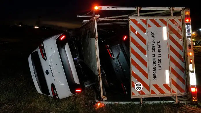 Volcó en el sur de Entre Ríos un camión cargado con autos cero kilómetros - imagen de origen