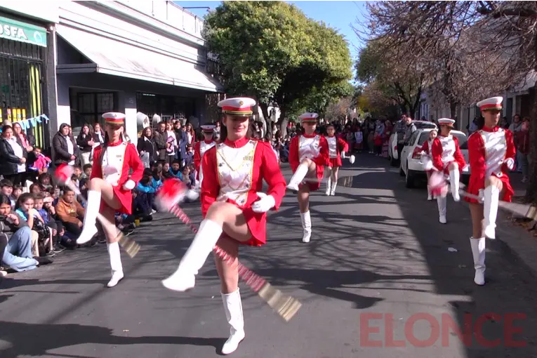 Con desfile de bastoneras, música y danzas celebraron la Revolución de Mayo en una calle de Paraná - imagen de origen