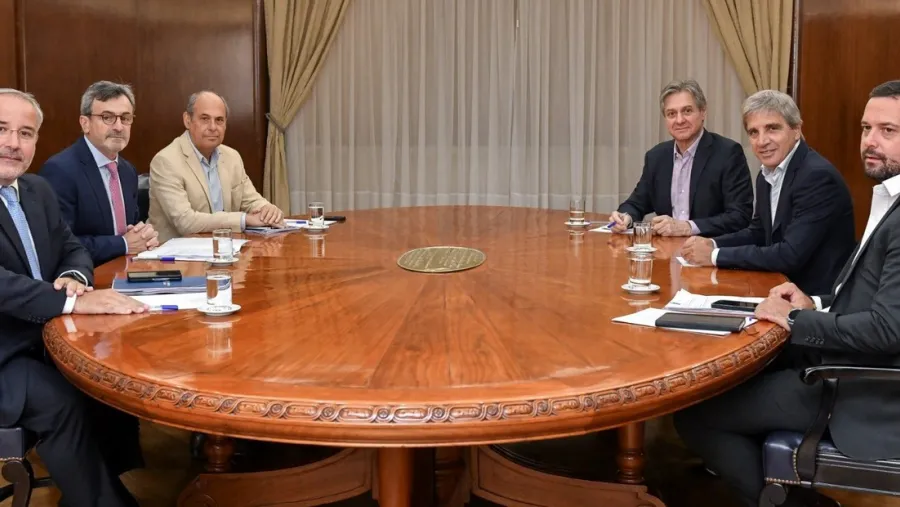 La cúpula de la Unión Industrial se reunió con Caputo: pidieron “nivelar la cancha” y bajar impuestos | Análisis - imagen de origen