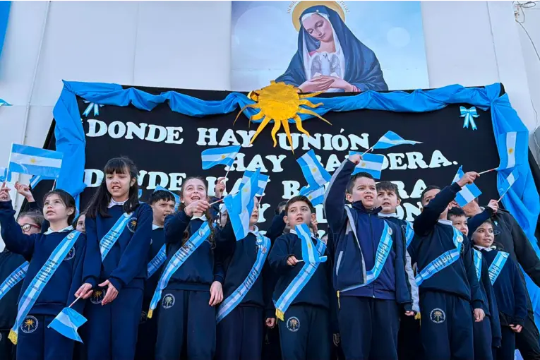 Reinauguraron la plaza Primera Junta con la promesa de lealtad a la Bandera de alumnos de la zona - imagen de origen