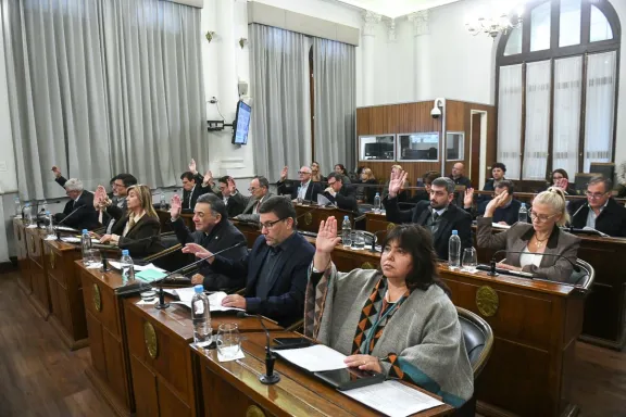 El proyecto de reforma jubilatoria tomó estado parlamentario en el Senado en medio de un clima de fuertes protestas - imagen de origen