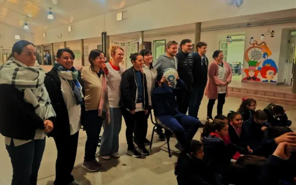 Pilotos de Turismo Carretera y Turismo Pista donaron pintura a una escuela entrerriana - imagen de origen