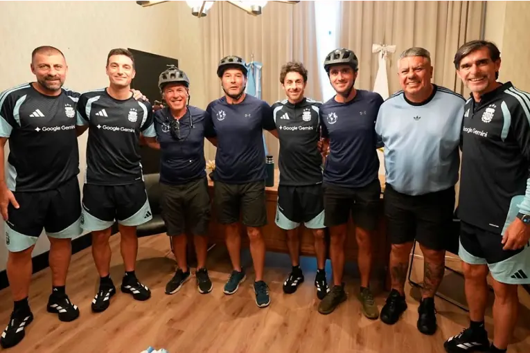 Biciviajeros entrerrianos cumplieron el sueño y tomaron mates con Scaloni, Aimar, Ayala y Samuel - imagen de origen