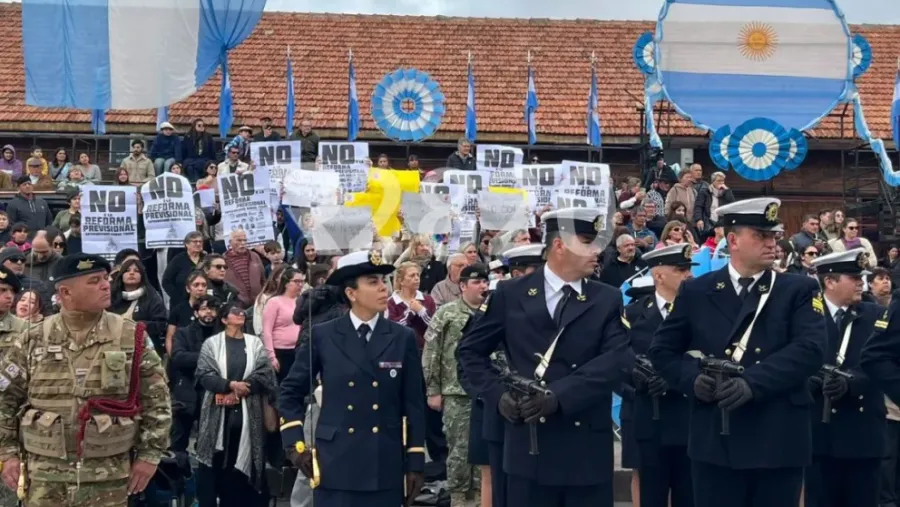 Agmer se manifestó en el acto de Mayo en Gualeguaychú y Davico los invitó a retirarse del lugar | Análisis - imagen de origen