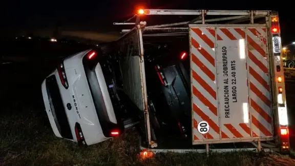 Volcó un camión cargado con autos cero kilómetros en Ceibas - imagen de origen