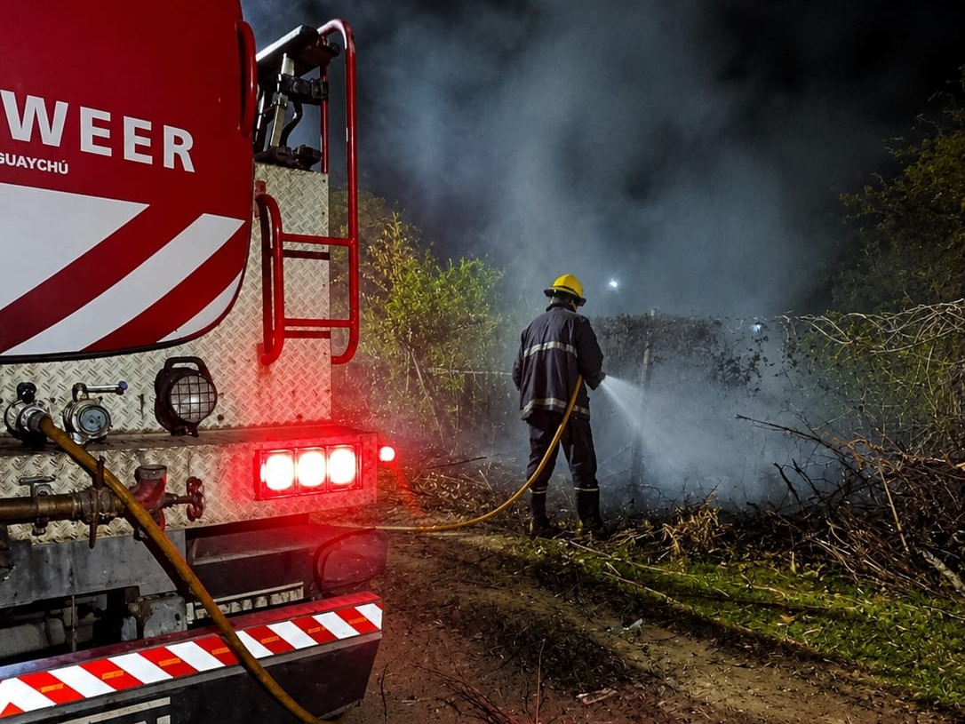 El incendio de un terreno y de un auto movilizó a los Bomberos en las primeras horas del domingo - imagen de origen