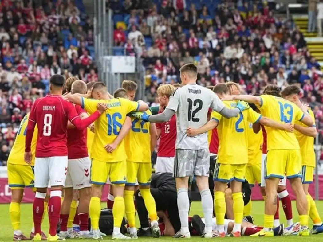 Christian Eriksen volvió a caer desplomado en un partido con la Selección de Dinamarca - imagen de origen