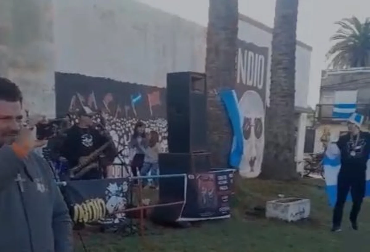 Con gran convocatoria, Concepción del Uruguay homenajeó al Indio Solari y cerró con el tradicional "pogo más grande del mundo" - imagen de origen