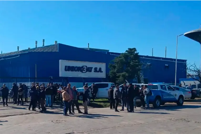 Fábrica de baterías comunicó despidos a un centenar de trabajadores y crece la incertidumbre por su futuro en Gualeguaychú - imagen de origen