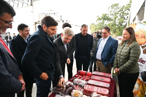 Frigerio y Pullaro entregaron el decreto de adhesión al RINI a Granalier - imagen de origen