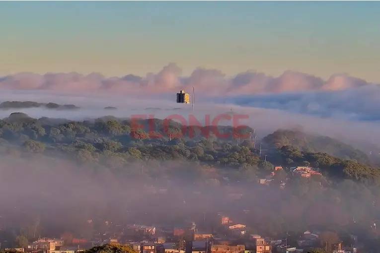 La neblina cubrió el oeste de Paraná y una torre pareció "flotar" en el aire - imagen de origen