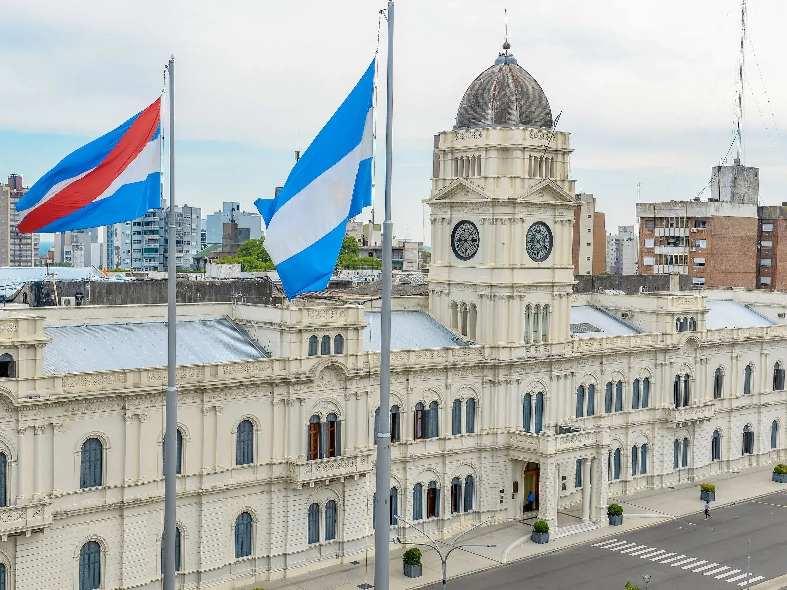 El gobierno provincial convocó a estatales y docentes a mesa paritaria para el próximo lunes - imagen de origen
