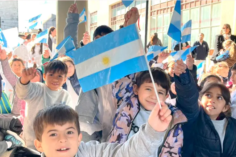 Actos por el Día de la Bandera y promesa de lealtad: fotos de emotiva jornada en escuelas de Paraná - imagen de origen