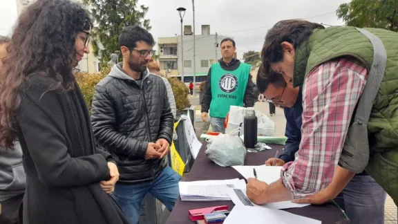 Reforma previsional: ATE realizó una nueva jornada de firmas para rechazar el proyecto - imagen de origen