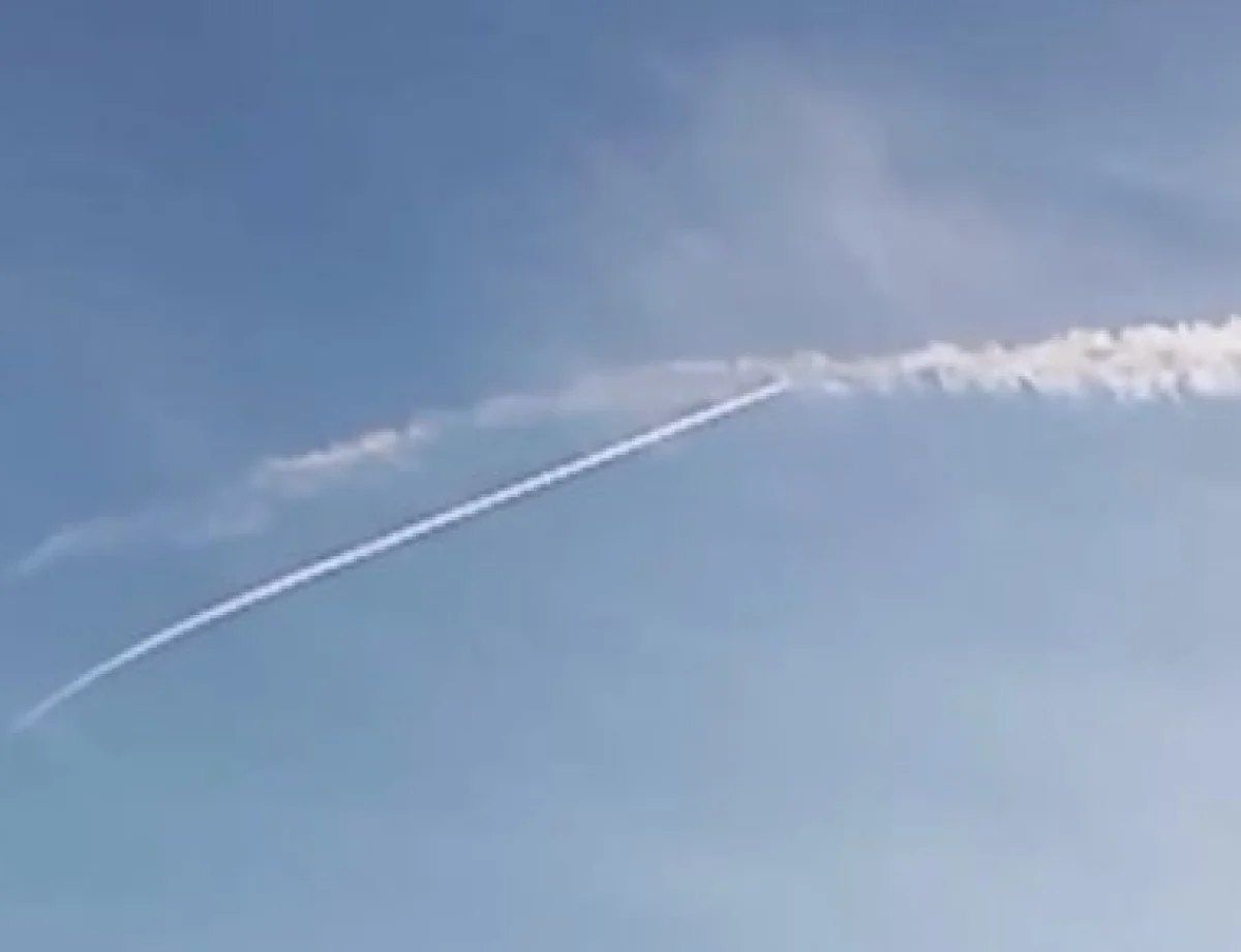 ¿Qué son las estelas que dejan los aviones en el cielo y por qué a veces parecen extrañas? - imagen de origen
