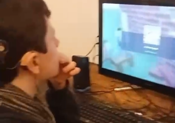 Concordia solidaria: Exequiel, el adolescente que vende limones para costear su salud auditiva, recibió una computadora de regalo - 7PAGINAS - imagen de origen