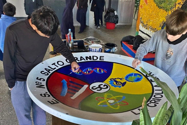 Estudiantes reciclaron una antena satelital e hicieron un escudo por el aniversario de su escuela - imagen de origen