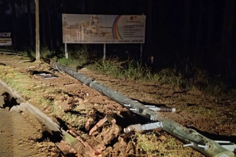 Un choque contra un poste provocó un corte de energía en la zona norte de Concordia - imagen de origen