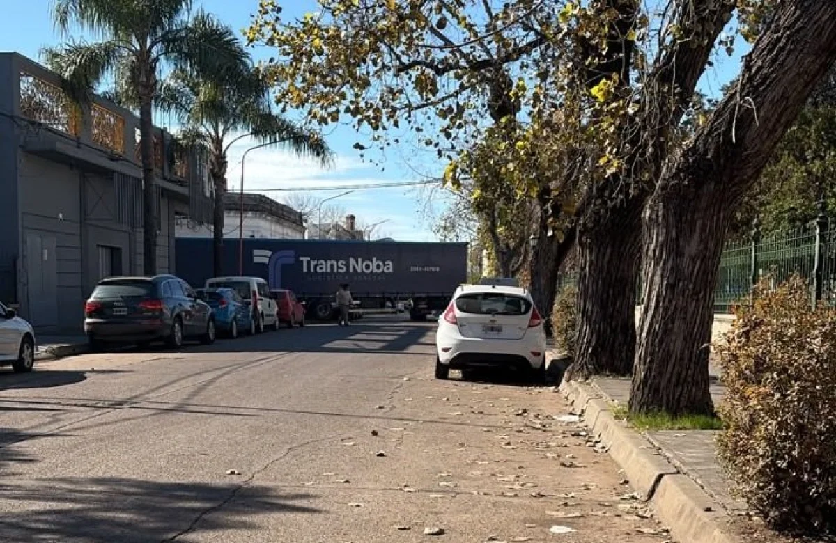 Un camión quedó atravesado en una esquina y complicó el tránsito frente a la Escuela Normal - imagen de origen