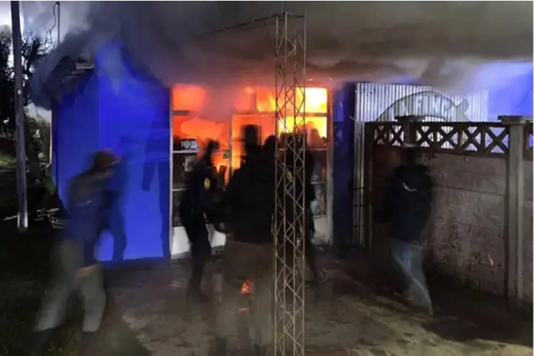 Las llamas de un voraz incendio arrasaron con una distribuidora en el norte entrerriano - imagen de origen