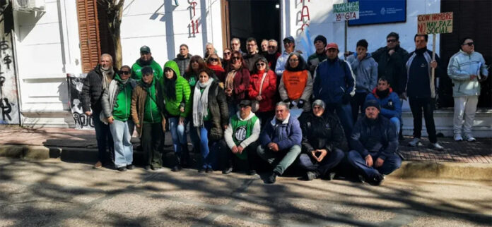 Trabajadores de LT11 realizaron una volanteada en defensa de la radio pública Redacción: - imagen de origen