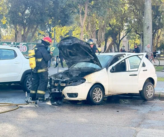 Un automóvil se incendió en pleno microcentro de Gualeguaychú - imagen de origen