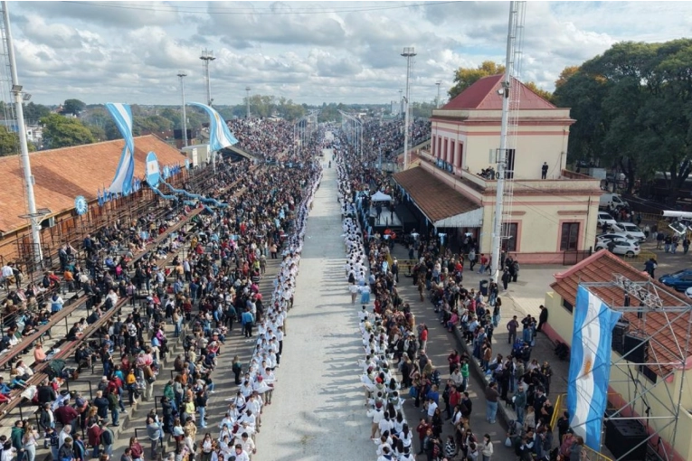 Con el Pericón más grande del mundo y miles de asistentes, Gualeguaychú festeja el Día de la Patria - imagen de origen