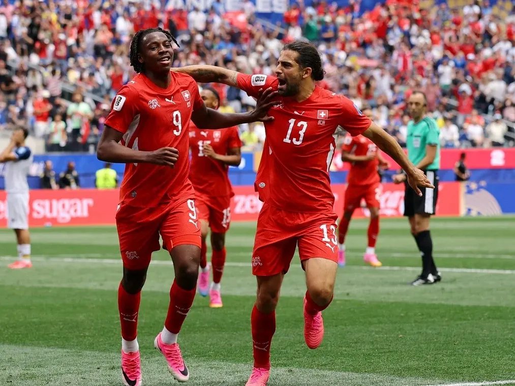 Suiza goleó a Bosnia por 4-1 y se llevó un triunfo clave para liderar el Grupo B - imagen de origen