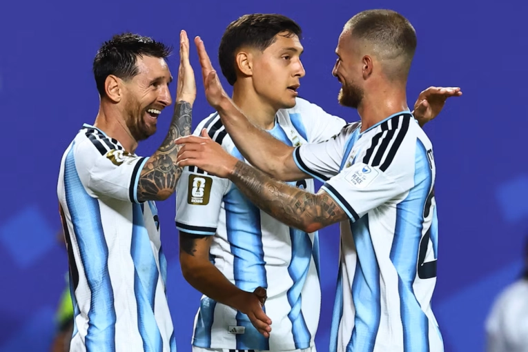 Argentina jugó como campeón y venció 3-0 a Argelia en su debut en el Mundial - imagen de origen