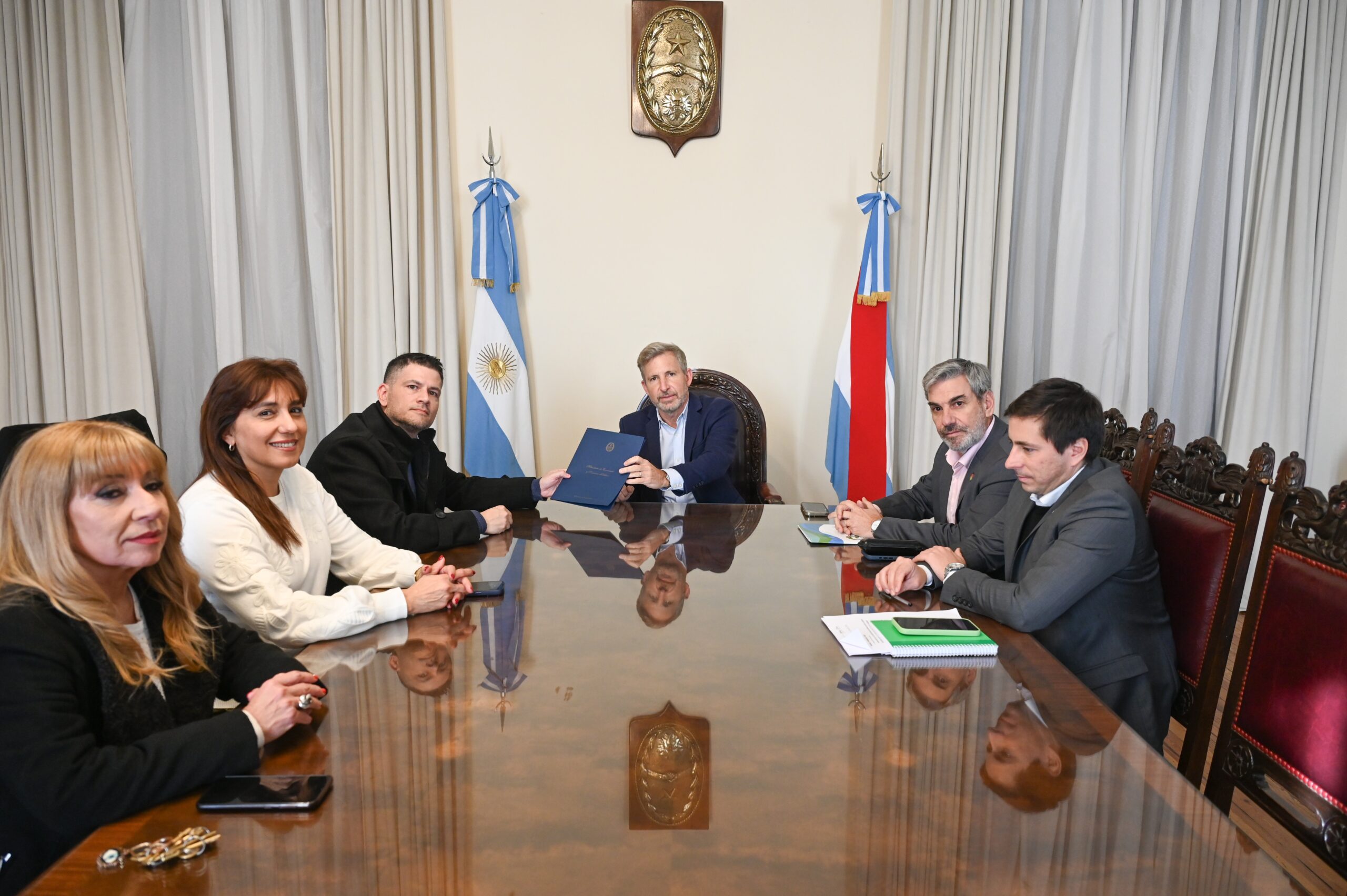 Frigerio firmó convenios con municipios y comunas para mantenimiento de caminos - imagen de origen