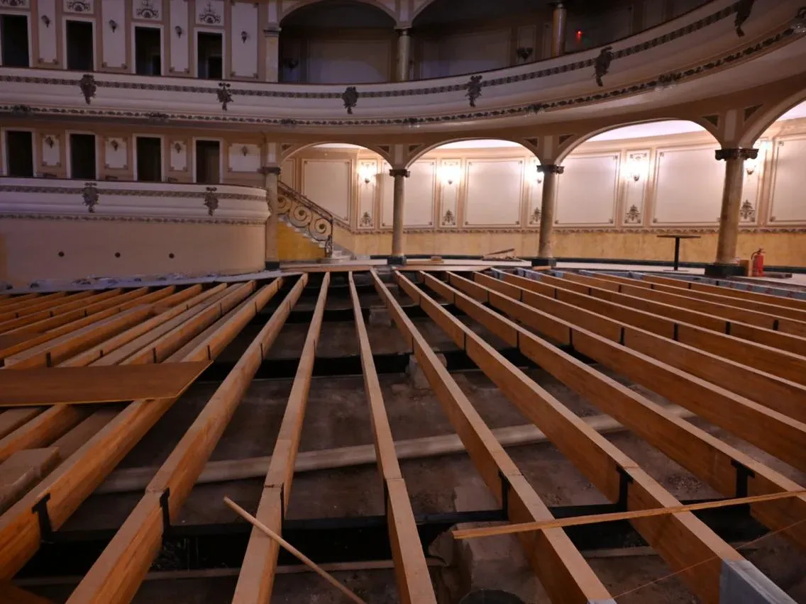Colocan las vigas de madera que sostendrán el histórico piso de pinotea del Teatro Gualeguaychú - imagen de origen