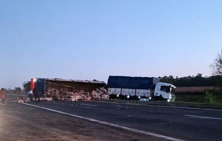 Un camión volcó su acoplado en la ruta 12, interrumpiendo la circulación por unas horas - imagen de origen