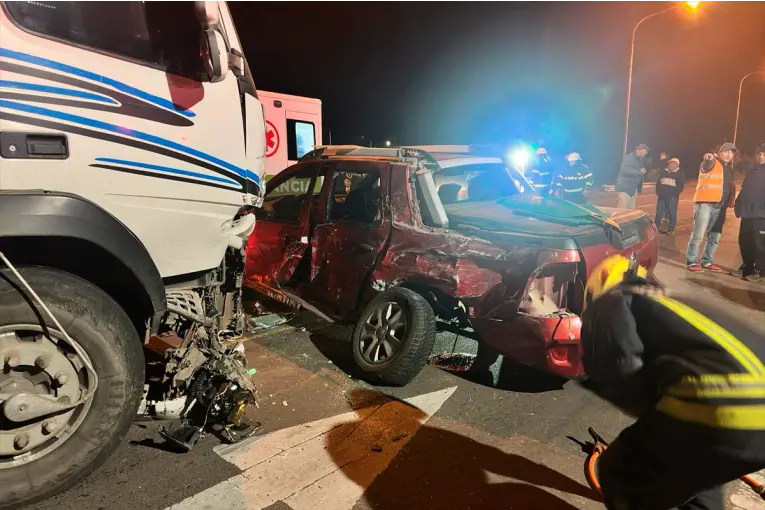 Hospitalizaron a tres personas tras choque entre un camión y una camioneta la Ruta Nº16 - imagen de origen