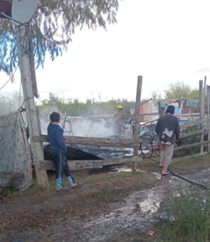 Crueldad e inseguridad en el Barrio Nebel: Entraron a robar a una precaria vivienda y luego la prendieron fuego - 7PAGINAS - imagen de origen
